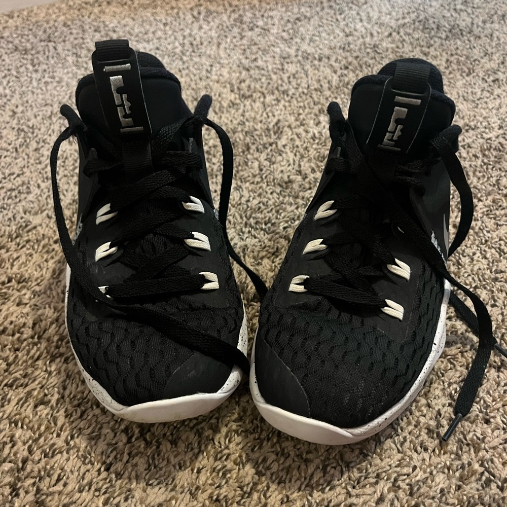 size 4.5 youth black nike lebron basketball shoes